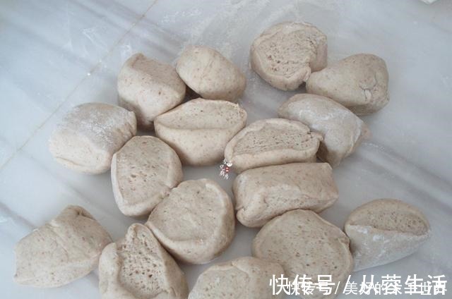 香肠馒头卷|最近，儿子迷上了这早餐，随手一卷一蒸，比肉包好吃还简单