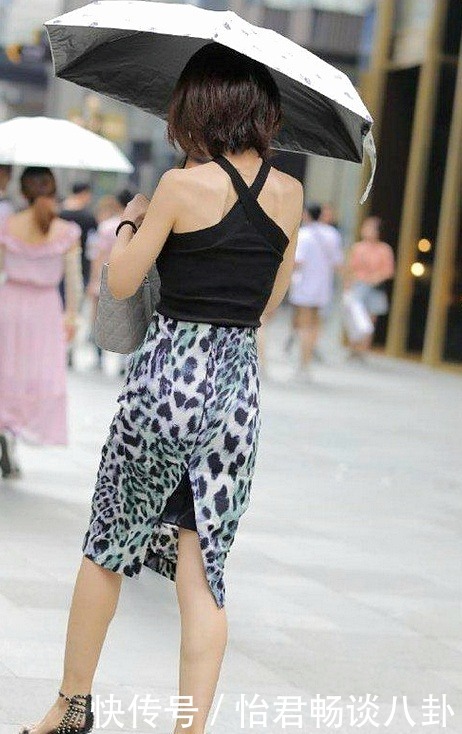 小姐姐裙装黑吊带上衣,突出脖颈的线条,凸显出简洁之美