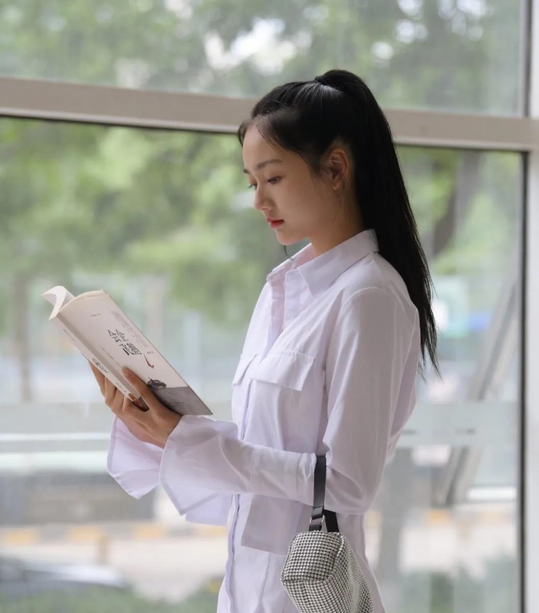 美丽 能凸显清新又干净的穿搭,自信而美丽,带来非比寻常的气质美