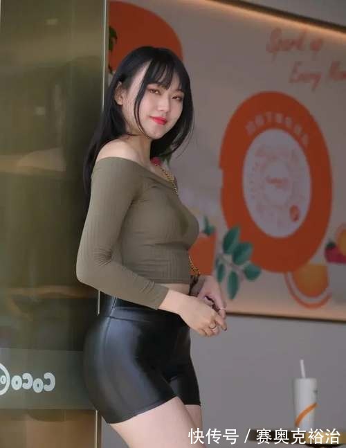 皮裤|深绿色一字肩上衣，搭配黑色小皮裤，时尚好看还很有成熟女人味