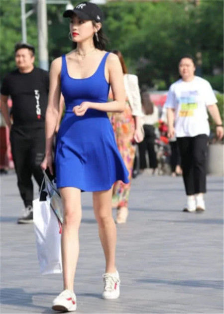 长裤|身材丰腴的美女，半袖配牛仔长裤，修身显身材