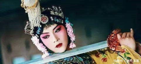 戏子|皇帝盯着女戏子梳妆,女戏子抬头笑问7个字,立马被杖毙!
