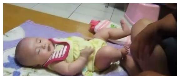 宝宝|宝宝啃自己的小脚丫,爸爸把脚伸过去,宝宝反应也太萌了