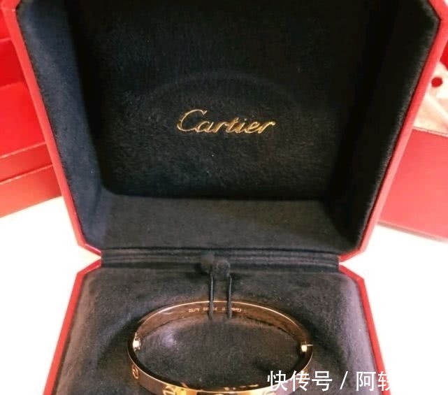 手镯 奢侈品珠宝首饰深受女人追捧,价格那么贵,为啥还有人买?