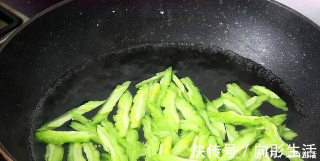 鸡蛋|苦瓜里打入3个鸡蛋,我家一周吃6次,就连挑食的孩子也爱吃