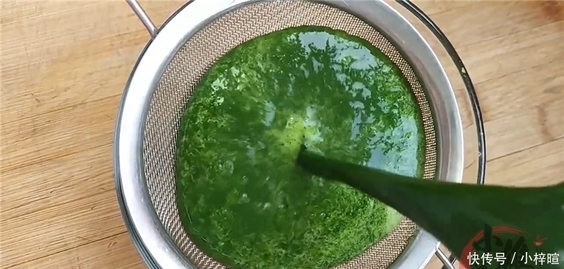 简单|菠菜加2个鸡蛋简单一做,比凉拌好吃,比炒的简单,孩子吃不够