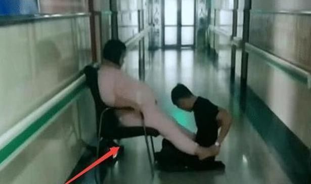 举动|宝妈分娩前阵痛难忍，“最暖丈夫”下意识的举动，网友不淡定了