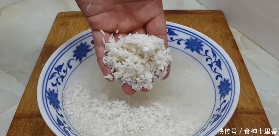 糯米又出新吃法,加2把红枣,个个焦脆又软糯,出锅孩子抢着吃