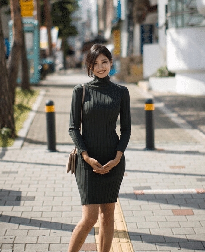 针织包臀裙展示凹凸迷人身姿,散发迷人成熟气质!