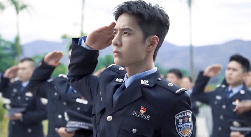 ,,,|王一博《抉择》剧照被骂丑,眼睛无神像犯困,观众吐槽不适合正剧