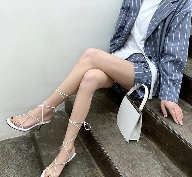 玉足|教你夏日挑对一双凉鞋,凸显白嫩的玉足和颀长的美腿