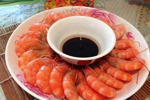“白灼虾”只会直接“清水”煮？试试加“1料”，色泽红亮更诱人
