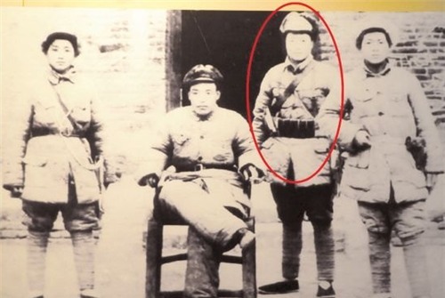 身份|90岁老兵证件丢失无法证明身份，指着博物馆照片老泪纵横：这是我