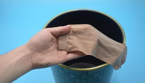 垃圾桶里放一只旧丝袜，真是厉害了，好多人还不清楚，都看看吧