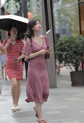 身裙|街拍:美女穿搭粉色裹身裙格外有魅力,搭配短发气质和魅力双赢