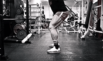 训练|深蹲时身体重心不稳怎么办?3个解决方法,让你的深蹲训练更轻松