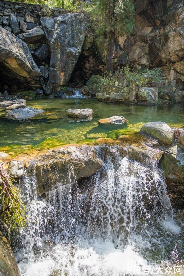 水帘峡景区|这就是山东·国庆探泉丨水帘泉：滴水成帘，长年不涸，是远近闻名的“圣水”