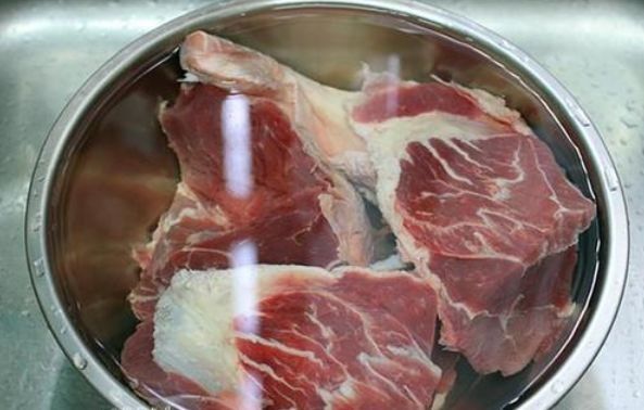 做酱牛肉，牢记“3泡2酱1色”，保证颜色红亮，酥烂入味，很筋道