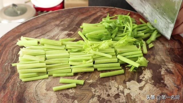 这才是芹菜炒香干最好吃的做法,芹菜爽脆香干嫩,原来是这样做的