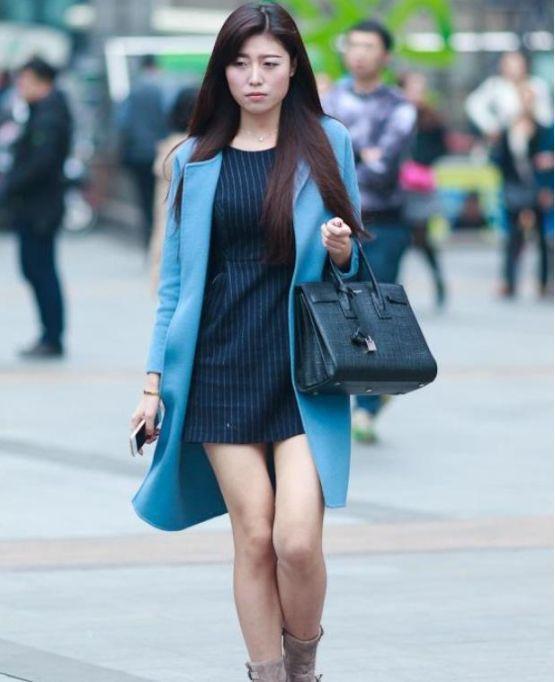 牛仔裤|身穿修身牛仔裤的小姐姐,搭配时髦衬衫,靓丽又大气