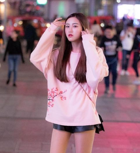 样子美极|美女街拍小姐姐轻撩秀发,不仅千娇百媚而且自带特效