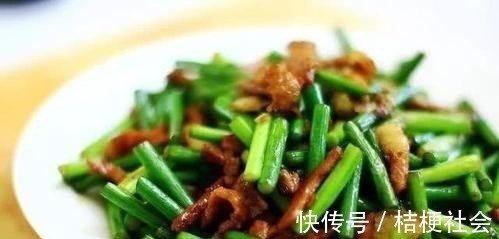 炒蒜苔,一定不要直接下油锅!少了这1步,蒜苔不香不嫩不入味