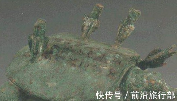 来历@老农钓鱼钓起一“乌龟”,背上插着4支箭,专家此物来历不简单!