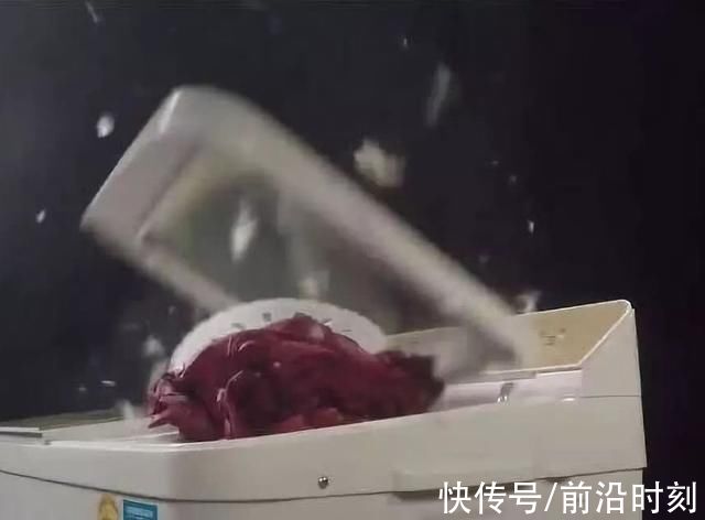 建议大家:冬天羽绒服脏了别用水洗，教你正确做法，一擦干净如新