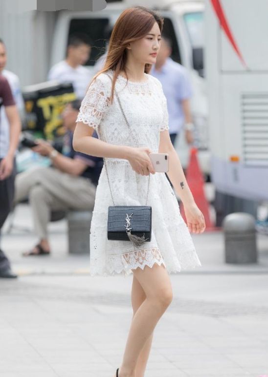 街拍:大波浪卷发小姐姐,一身潮流时尚衣装,女神范十足