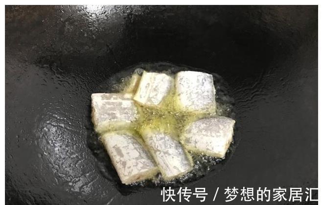 炸带鱼|在家炸带鱼时，别直接下油锅炸，多加2步，带鱼酥香入味不粘锅