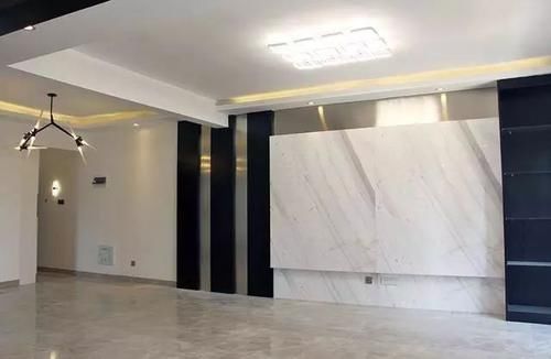 电视墙|花30万装修，进门我就蒙了，“黑白搭配”很大气，电视墙最好了