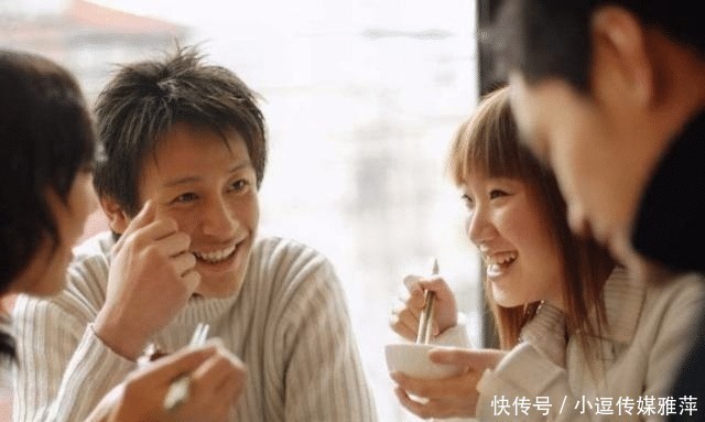 外国人|美国人对此疑惑:中国人吃饭,为何喜欢把碗端到嘴边?