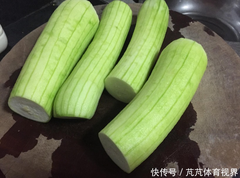 丝瓜|丝瓜直接下锅炒就错了,饭店大厨透露多加这一步,省油还不发黑