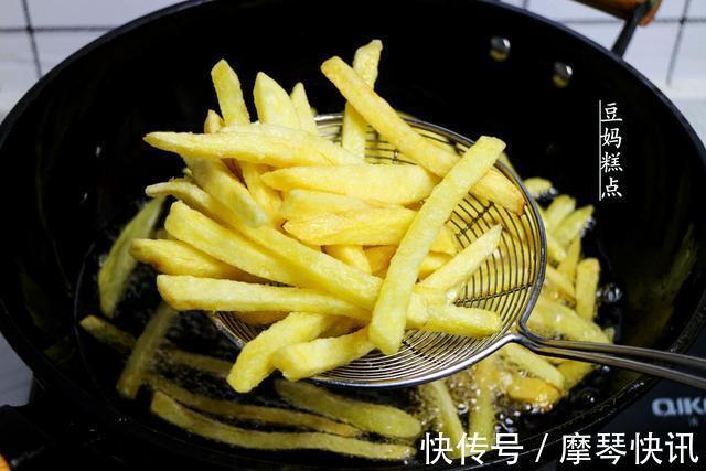 教你自制正宗炸薯条，4块钱做2大盘，酥脆香软，口感不输肯德基