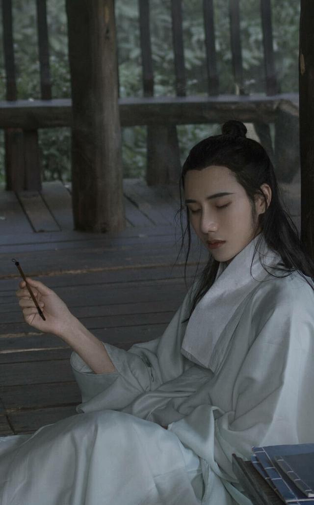 晏几道用他的多情,留下那些精美绝伦的小令,和那些梦幻般的世界