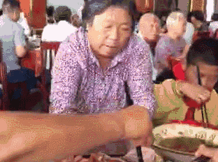 |搞笑GIF趣图姑娘,你这样会挨揍的!