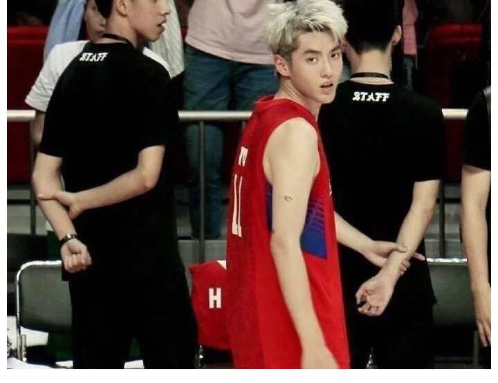 错位图|明星神级错位图：黄渤张艺兴接吻，何炅扎花辫，心疼吴亦凡五次！