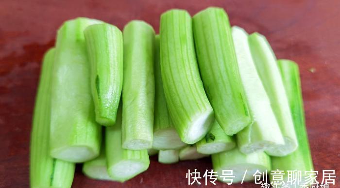 手软|初秋,遇到此菜别手软,比苦瓜营养,比黄瓜鲜,每天吃点对皮肤好