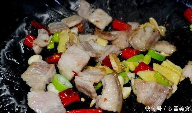 翻炒至|花菜这样做最好吃,香辣又开胃,菜比肉还好吃,隔壁邻居都馋哭了