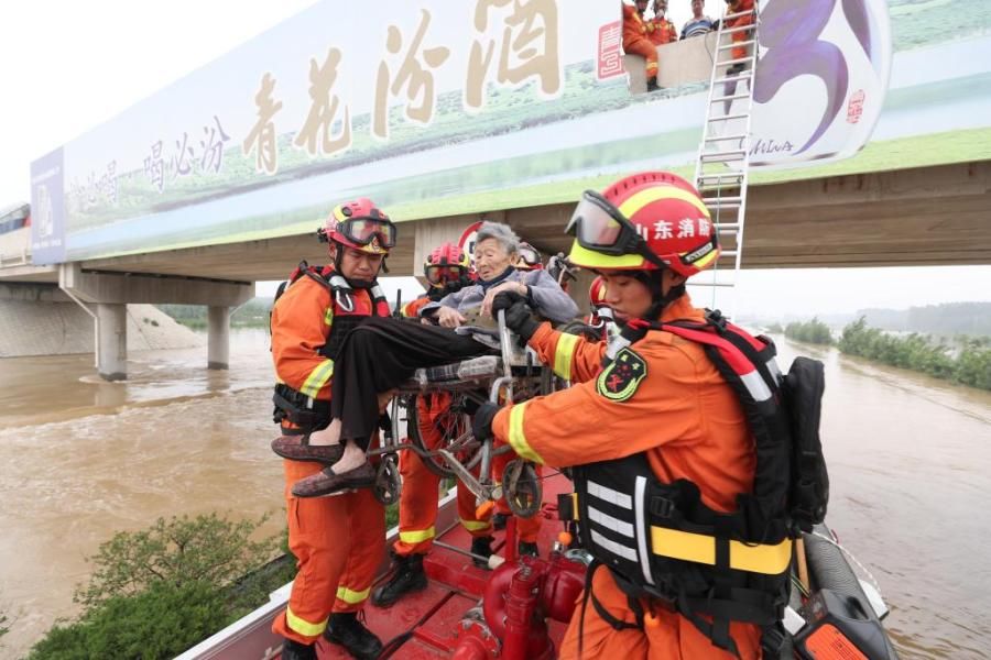 钢梯|急！高架桥上100多名群众被困！山东德州消防紧急营救