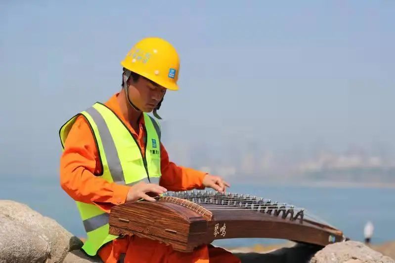 国庆节#建筑工地“古筝侠”：与脚手架为伍的98年小伙，弹出“侠义江湖”