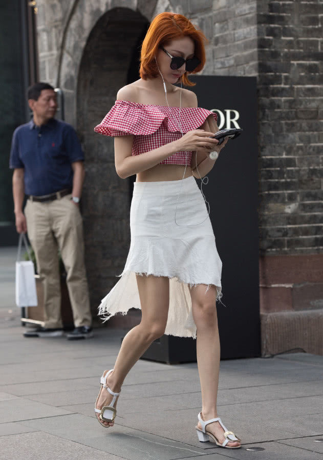 街拍小姐姐一件蓝色针织一字肩搭配黑色短裤,优雅大气的感觉