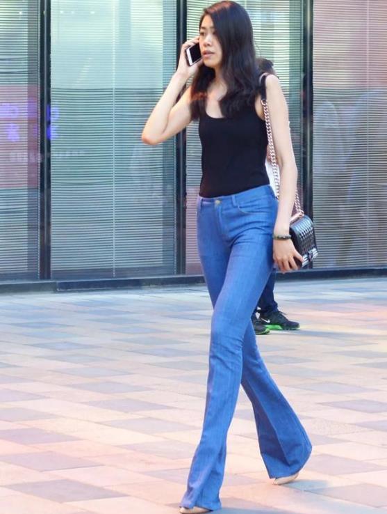 蕾丝|一头微卷长发的小姐姐,身穿吊带搭配微喇叭裤,展现出一种复古的美