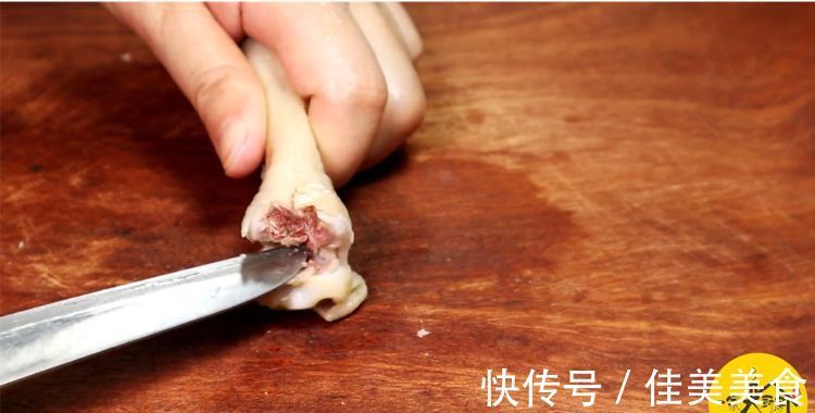 去骨|鸡爪去骨原来这么简单,1根牙签就搞定,又快又完整,太实用了