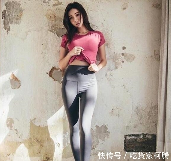 展现出|紧身打底裤将美女玲珑有致的身材完美的呈现,突显出优美魅力