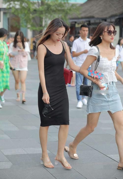 纯系穿搭也很美,黑色无袖连衣裙,简约气质又温柔