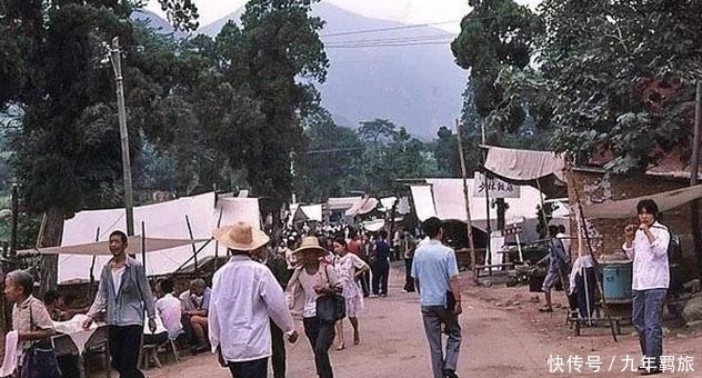 甲天下|80年代罕见的少林寺老照片，商业气息渐浓，图4是专心烧香的和尚