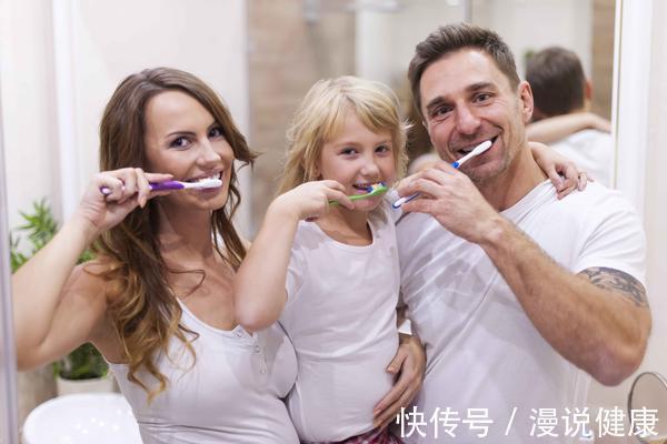 爱牙日|全国爱牙日:刷牙前牙膏需不需要沾水?刷牙的3个误区,可得记牢