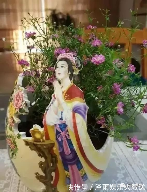 过年家里有“酒瓶”,教你10分钟做“花盆”,比买的还“好看”