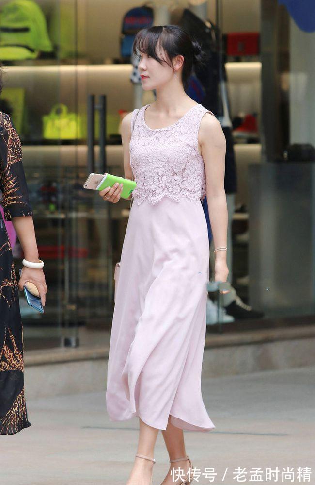 连衣裙 街拍美女:一件优雅的连衣裙搭配一双性感的高跟凉鞋,简单、美丽